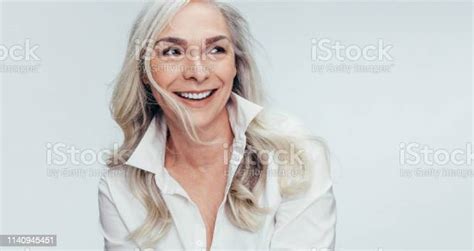 아름 다운 미소와 성숙한 여자 성년 여자에 대한 스톡 사진 및 기타 이미지 성년 여자 여자 미소 Istock