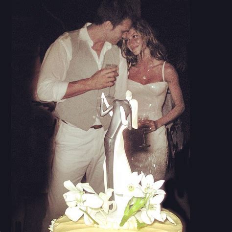 Tom brady and gisele bündchen are the model couple. Gisele Bundchen and Tom Brady Wedding Pictures | POPSUGAR ...