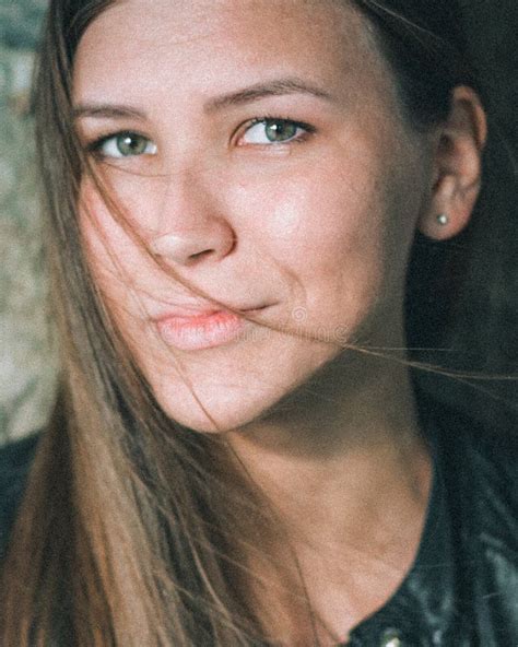 Close Upportret Van Een Mooi Kaukasisch Meisje Met Lang Blond Stromend Haar Een Jonge Vrouw