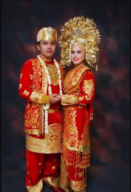 Posted on august 2, 2010 by saputronugroho. Pakaian Adat Sumatera Barat (Gambar dan Makna)