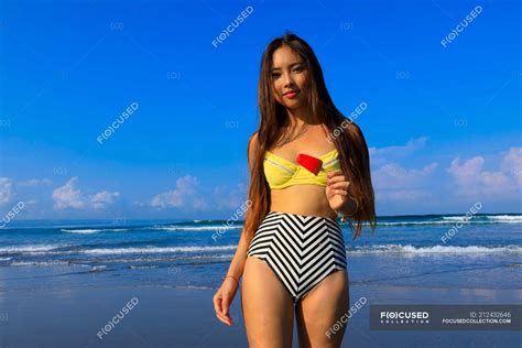 Asiatische Mädchen Auf Einem Strand Im Bikini Mit Einem Eis In Der Hand — Mit Menschen Urlaub