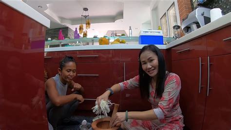 Zwei Thai Frauen Bereiten Thai Food Zu And Update Swimmingpool Thailand Youtube