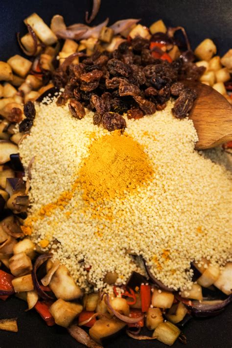 Maroški kuskus z zelenjavo, rozinami in arašidi | Sit Fit