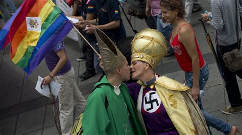 fotos paradas gays no mundo celebram o orgulho lgbt 02 06 2012 uol notícias