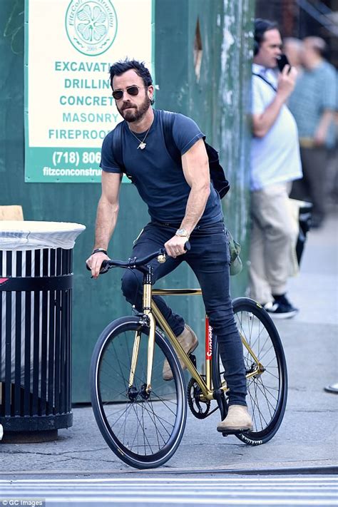 Justin Theroux Shows Off Biceps During Nyc Bike Ride Daily Mail Online