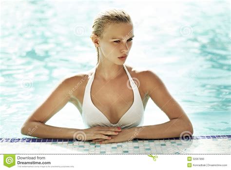 Sexy Blondevrouw In Het Zwembad Stock Foto Image Of Schoonheid Hemel