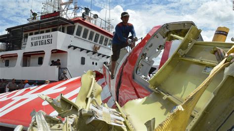 Divers Try To Search Airasia Qz8501 Fuselage For Bodies Cnn