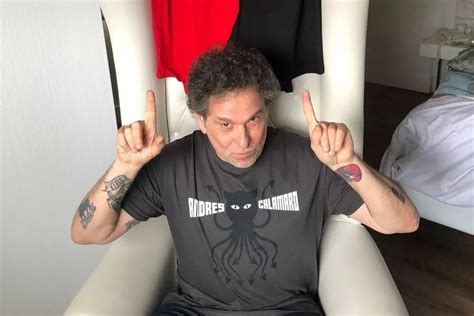 calamaro la lía en su despedida volvemos cuando rubiales y jennifer puedan acercarse a menos