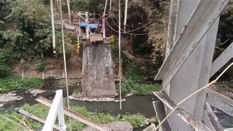 Viral Siswa Seberangi Sungai Pakai Getek Di Malang Demi Sekolah Usai Jembatan Rusak