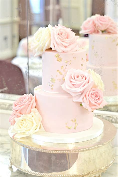 Outline five birthday cake vector icon. Flower Arrangements, Balloon Garland and Cake at The ...