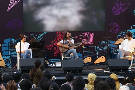 Deru Mesin Tempur Dan Teduhnya Musik Dara Muda Project Buka Synchronize Festival 2018 Medcom Id