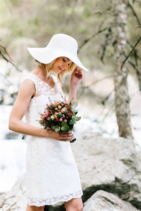 Silhouette, material und details machen die verschiedenen modelle zu ganz individuellen pieces für jeden anlass. Kurzes Brautkleid mit Spitze für das Standesamt - Piper ...