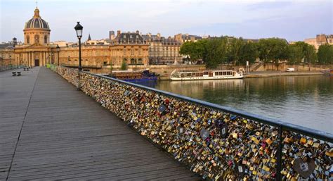 Pont Des Arts En París Se Despide De Los Símbolos Románticos