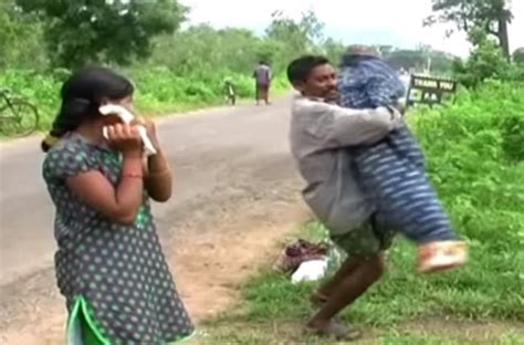 Video Tribal Man Carried Wifes Body For 12km As His Daughter Weeps