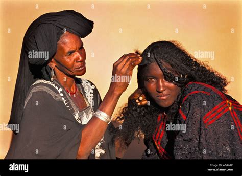Niger Agadez Women Of Tuareg Tribe Arranging Hair Stock Photo Alamy