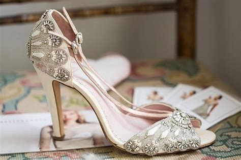 Scarpe da sposa online rosse blu bianche con cinturino. 6 proposte per delle scarpe vintage da sposa