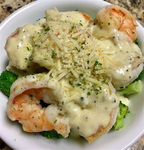 This easy shrimp alfredo recipe has gotten rave reviews from my family, our amazing readers, and i know it will at portion the pasta and shrimp into 4 bowls. Shrimp alfredo over a bed of broccoli. Legit don't even miss the noodles with this dish ...