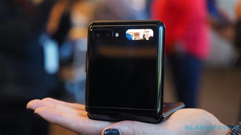 Samsung galaxy z flip android smartphone. Samsung Galaxy Z Flip hands-on: Second time's the charm - SlashGear