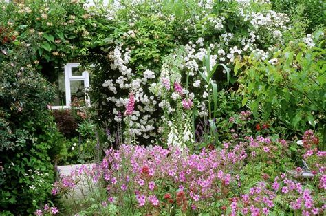 Cottage gardens today mostly focus on ornamental flowers, but it's possible to mix them with edibles, too. Flowers Traditionally Used: Cottage Garden Plants