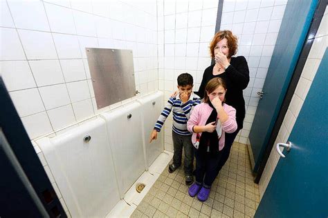 Ekel Toiletten In Freiburger Grundschule Urin Tropft Durch Decke Freiburg Badische Zeitung