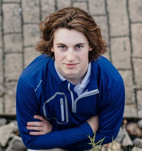 22 Hockey Flow Haircuts To Give You A Remarkable Look