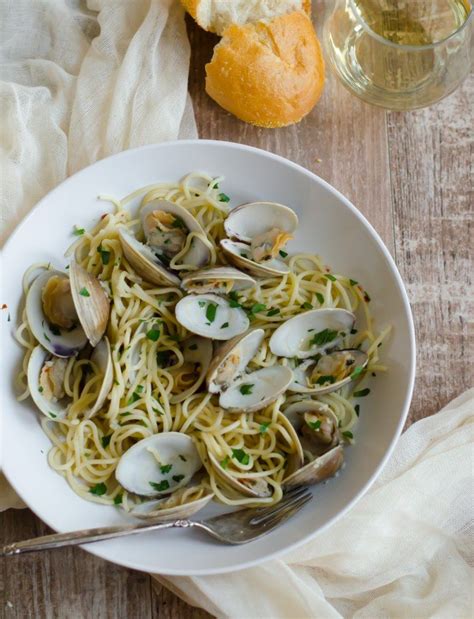 This Easy Linguine With Clams Recipe Is The Best Made With A Sauce