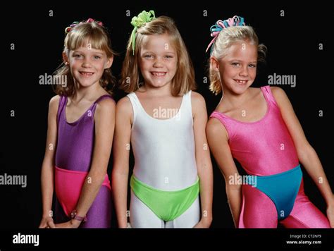 Süße Blonde Mädchen Drillinge In Athletischer Gang Stockfoto Bild 49233277 Alamy