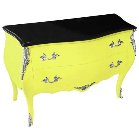 De couleur noire avec des bronzes chromés, elle vous offre un grand volume de rangement pour la chambre à coucher. Commode baroque de style Louis XV jaune fluo et plateau ...