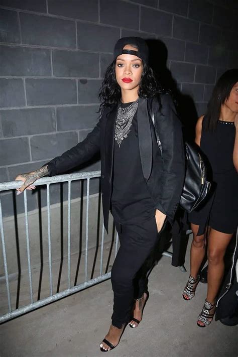30 Celebrities All Black Outfit Styles For Fall To Copy