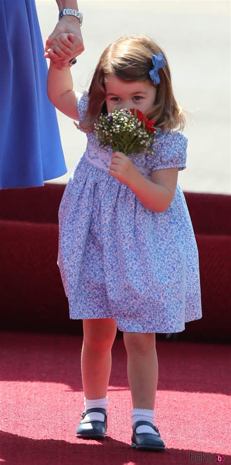 La Princesa Carlota Huele Unas Flores A Su Llegada A Alemania La