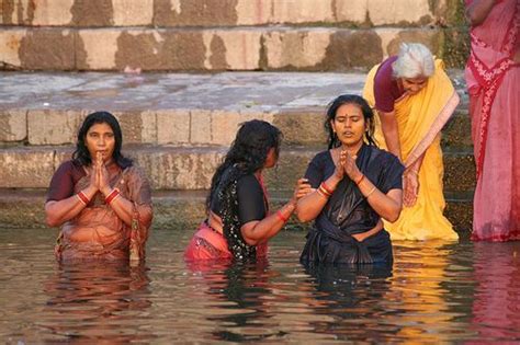 indian women bathing in ganga must see