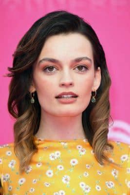 Emma Mackey Biography Age Husband Margot Robbie And Net Worth