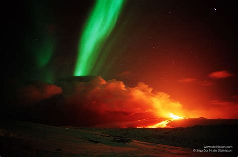 Volcano And Aurora In Iceland Northern Lights Volcano Astronomy