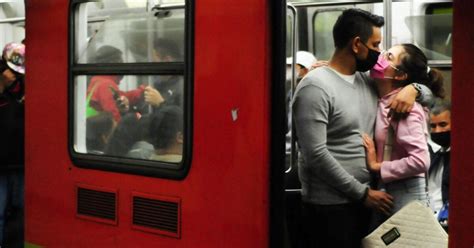 Mujer Encuentra A Su Esposo Con La Amante Y Desata Pelea En Pleno Metro