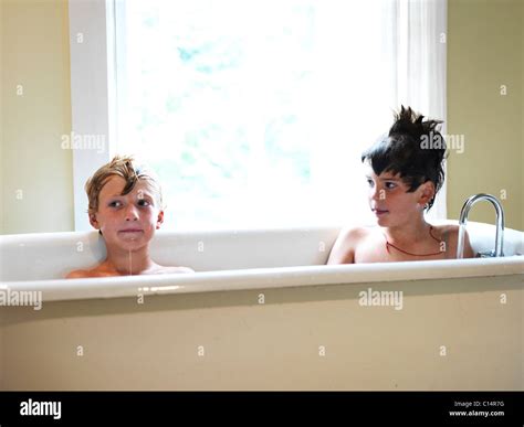 jungs spielen in der badewanne stockfotografie alamy