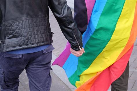 Dutch Men Hold Hands In Solidarity With Attacked Gay Couple The Boston Globe