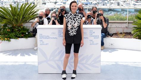 Le festival de cannes touche à sa fin ce samedi 17 juillet 2021. Cannes 2021 | se Marion Cotillard sul red carpet batte ...