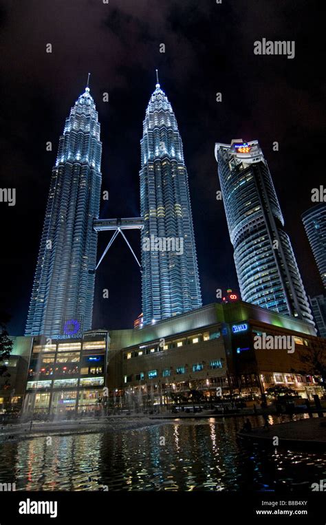 Malaysia Petronas Twin Towers Lighted Up Illuminated At Night Kuala