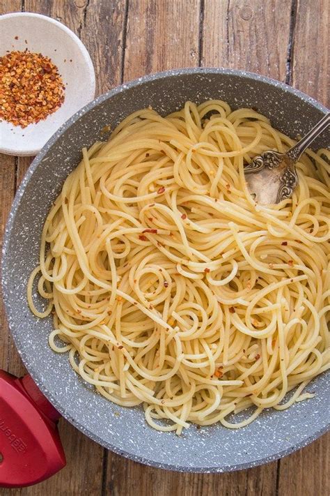 It's literally garlic, red pepper flake, salt, spaghetti, parsley, and olive oil. spaghetti aglio, olio in a pan | Fast easy meals, Italian ...