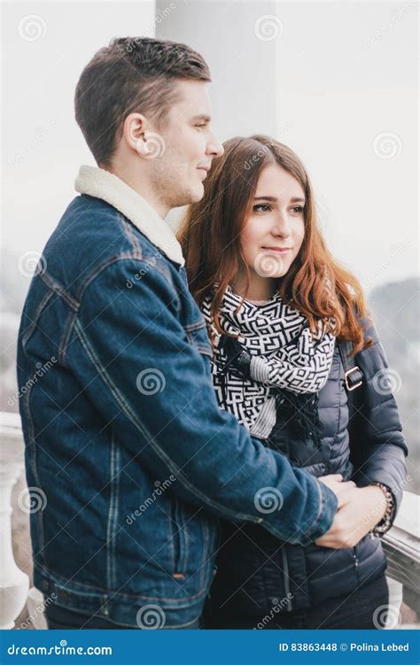 Jeunes Couples Dans Lamour Posant Dehors Photo Stock Image Du