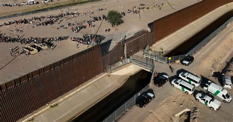 Migrants Line Up At The Border Awaiting The End Of Title 42 The
