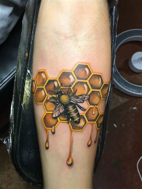 Cute Bee And Honeycomb Tattoo Bumble Bee Tattoos Tattoo Designs