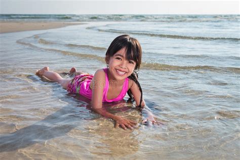 Bambina Che Gioca Sulla Spiaggia Immagine Stock Immagine Di Immersione Ombelico