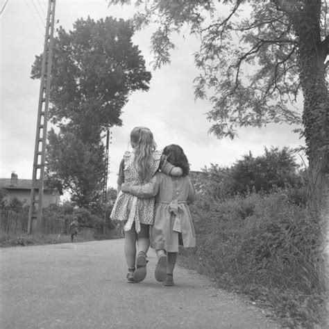 Photographes En Rhône Alpes Deux Petites Filles De Dos Bras Dessus