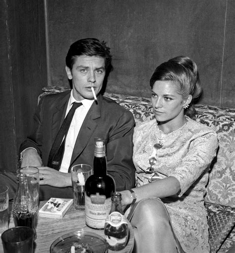 Alain Delon Et Sa Femme Nathalie Delon Prenant Un Verre Photo