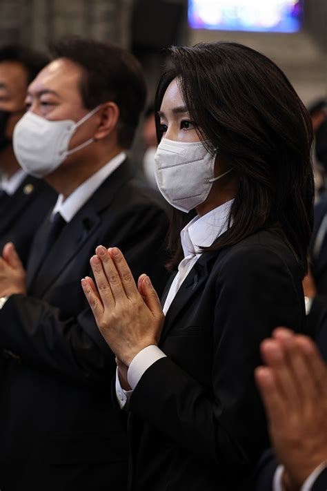 尹 이태원 참사 희생자 추모 미사 참석김 여사 동행·공개 발언은 안 해 네이트 뉴스