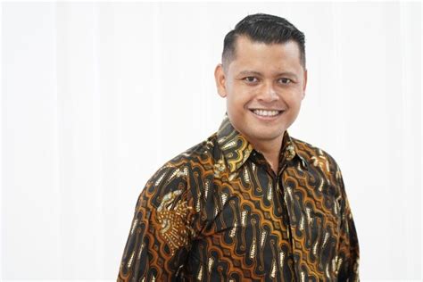 Berkenalan Dengan Hendi Pratama Sosok Warek Muda Yang Gemar Stand Up