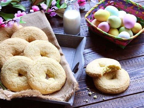 Soffici, golose e irresistibili, queste mezzelune fritte sono da provare subito! Taralli dolci di Pasqua | Ricetta | Dolci di pasqua, Dolci ...