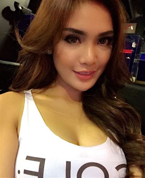 Foto Selfie Yoanna Putri Yang Bikin Nelen Ludah Model Sexy Indonesia