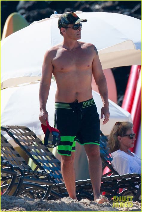 Rob Lowe Shows Off His Shirtless Body On His New Year S Vacation Photo